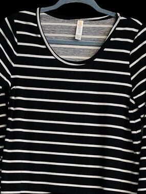 NWOT LuLaRoe Black and White Striped Lynnae Long Sleeve Top Fits Sizes 8 to 12